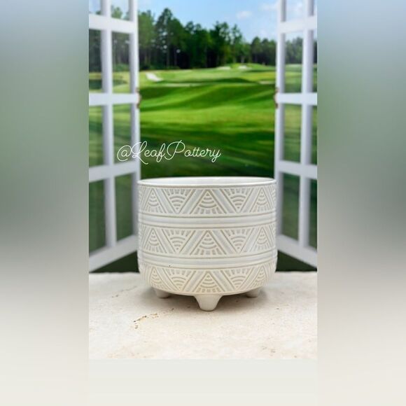 Coladita White Ceramic Planter Pot with Stud legs attached - Picture 3 of 9